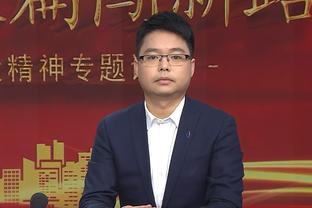 球报：葡萄牙欧预赛收官战赛前，C罗被赠予特别版28号葡体球衣